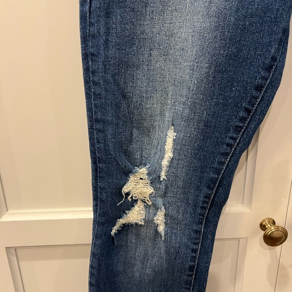 Ripped skinny jeans - Tractr Brand - size 27 / size 4 - barely worn - Picture 7 of 8